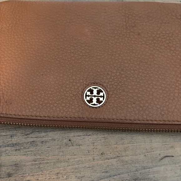 Tory Burch Tan Robinson Pebbled Leather Clutch Bag - Picture 4 of 12